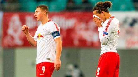 Willi Orban (links) und Yussuf Poulsen können das Aus kaum fassen.