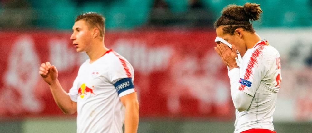 Willi Orban (links) und Yussuf Poulsen können das Aus kaum fassen.