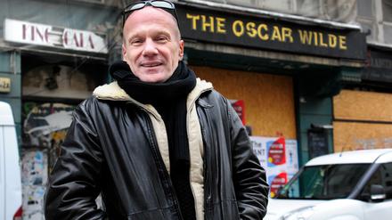 Regisseur und Produzent Marbo Becker vor der Friedrichstraße 112a. Er ist einer von vielen Filmschaffenden, die das ehemalige Scala Kino retten wollen.