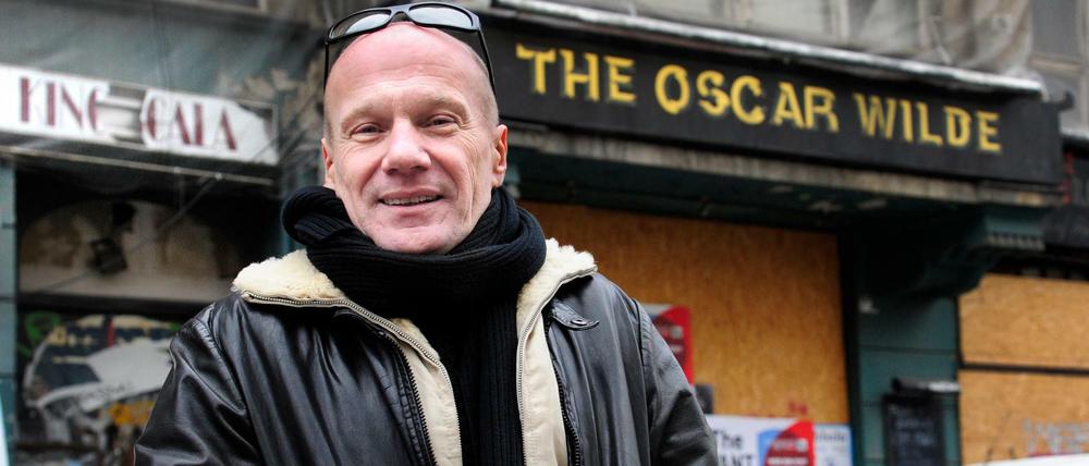 Regisseur und Produzent Marbo Becker vor der Friedrichstraße 112a. Er ist einer von vielen Filmschaffenden, die das ehemalige Scala Kino retten wollen.