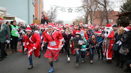Hauptsache es läuft. Im thüringschen Bilzingsleben begeistern sich viele für den traditionellen Weihnachtsmannlauf.