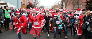 Hauptsache es läuft. Im thüringschen Bilzingsleben begeistern sich viele für den traditionellen Weihnachtsmannlauf.