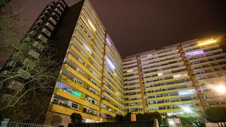 In diesem Hochhaus fanden Polizisten drei Leichen in einer Wohnung im 15. Stock.
