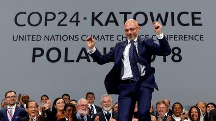 Freudensprung: Konferenzpräsident Michal Kurtyka nach der Einigung in Kattowitz.