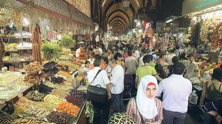 Basar in Istanbul. Bei den Bürgern ist von Erholung nichts zu spüren. Lebensmittel sind extrem teuer geworden. 