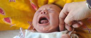 Streicheln – etwa vor medizinisch notwendigen Maßnahmen – wirkt auf Babys schmerzlindernd. Aber auf das Tempo kommt es an.
