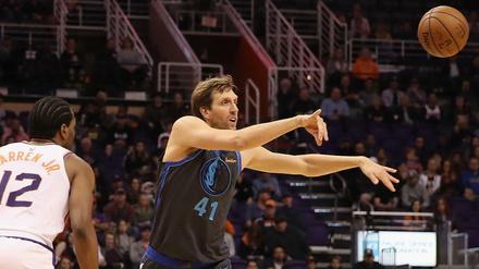 Zurück auf dem Parkett. Dirk Nowitzki gab sein Saisondebüt für die Dallas Mavericks.