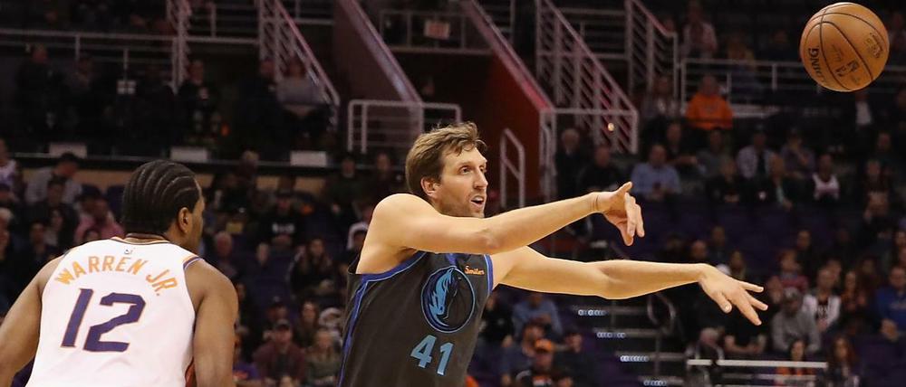 Zurück auf dem Parkett. Dirk Nowitzki gab sein Saisondebüt für die Dallas Mavericks.