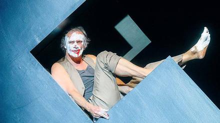 Im Bühnenbild von Olaf Altmann wandelt sich Selge als Houellebecqs Erzähler vom sarkastischen Intellektuellen zum traurigen Clown.