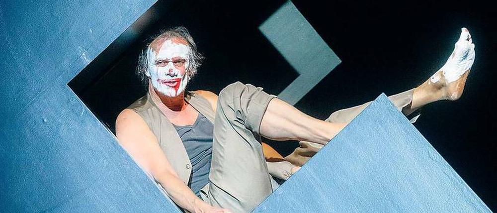 Im Bühnenbild von Olaf Altmann wandelt sich Selge als Houellebecqs Erzähler vom sarkastischen Intellektuellen zum traurigen Clown.