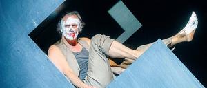 Im Bühnenbild von Olaf Altmann wandelt sich Selge als Houellebecqs Erzähler vom sarkastischen Intellektuellen zum traurigen Clown.