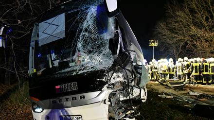 Das Wrack eines Reisebusses steht nach einem Unfall auf der B26 bei Stockstadt in Unterfranken.