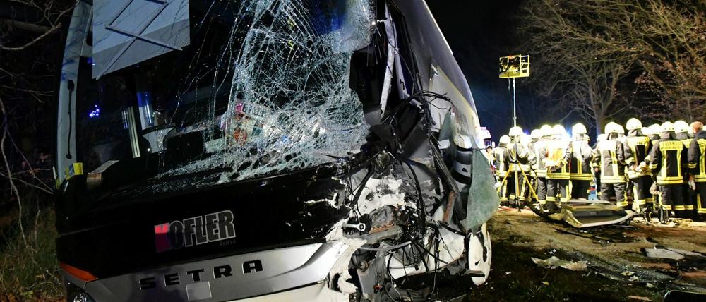 Das Wrack eines Reisebusses steht nach einem Unfall auf der B26 bei Stockstadt in Unterfranken. 