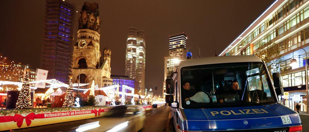 Ein Polizeiauto in der Nähe des Weihnachtsmarkts am Berliner Breitscheidplatz