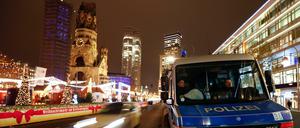 Ein Polizeiauto in der Nähe des Weihnachtsmarkts am Berliner Breitscheidplatz