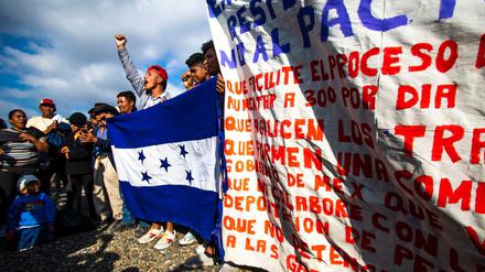 Migranten aus Mittelamerika demonstrieren in der Nähe des US-Konsulats in Mexiko.