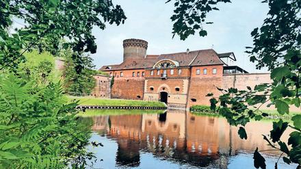 Blick auf die Zitadelle Spandau mit Wassergraben.
