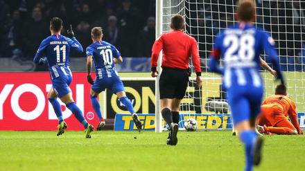 Drin. Ondrej Duda (Nummer 10) trifft für die Hertha.