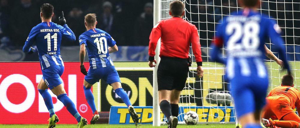 Drin. Ondrej Duda (Nummer 10) trifft für die Hertha.