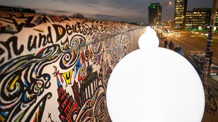 Zum 25. Jahrestag des Mauerfalls stieg eine aus Ballons geformte „Lichtgrenze“ in den nächtlichen Himmel auf.