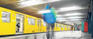 Eine U-Bahn, eine U-Bahn! Aber wo fährt sie hin? Wann fährt sie ab? Und sitzt vorn eigentlich ein Fahrer drin?