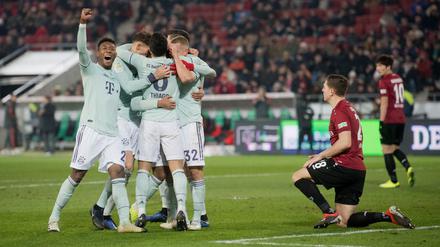 Zum Niederknien war die Leistung des FC Bayern München in Hannover. Die Niedersachsen hatten bei dem 0:4 keine Chance.