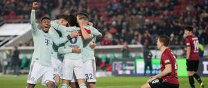 Zum Niederknien war die Leistung des FC Bayern München in Hannover. Die Niedersachsen hatten bei dem 0:4 keine Chance.