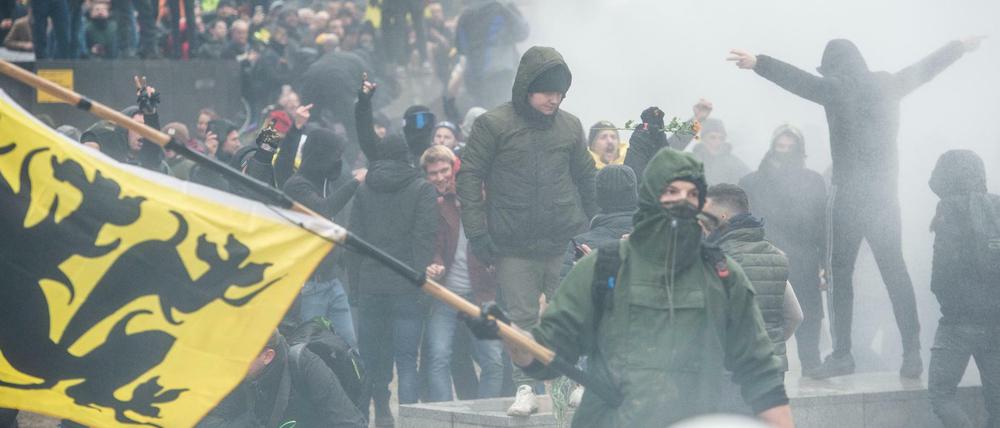 Die Polizei in Brüssel geht mit Tränengas und Wasserwerfer gegen rechte Gewalttäter vor.