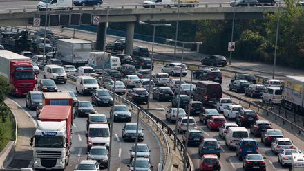 Viel Verkehr herrscht am Dreieck Funkturm auf der Stadtautobahn A100 in Berlin.