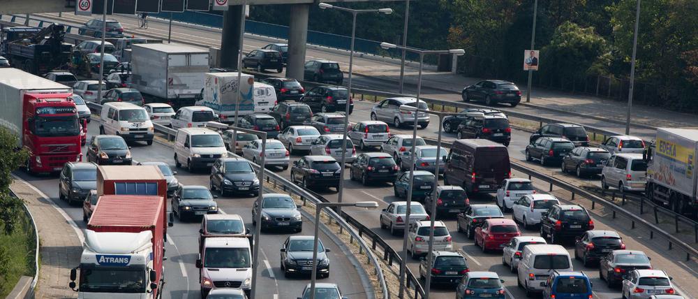Viel Verkehr herrscht am Dreieck Funkturm auf der Stadtautobahn A100 in Berlin.