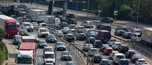 Viel Verkehr herrscht am Dreieck Funkturm auf der Stadtautobahn A100 in Berlin. 