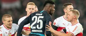 Gereizte Stimmung: Stuttgarts Andreas Beck (r) und Herthas Jordan Torunarigha geraten aneinander. 