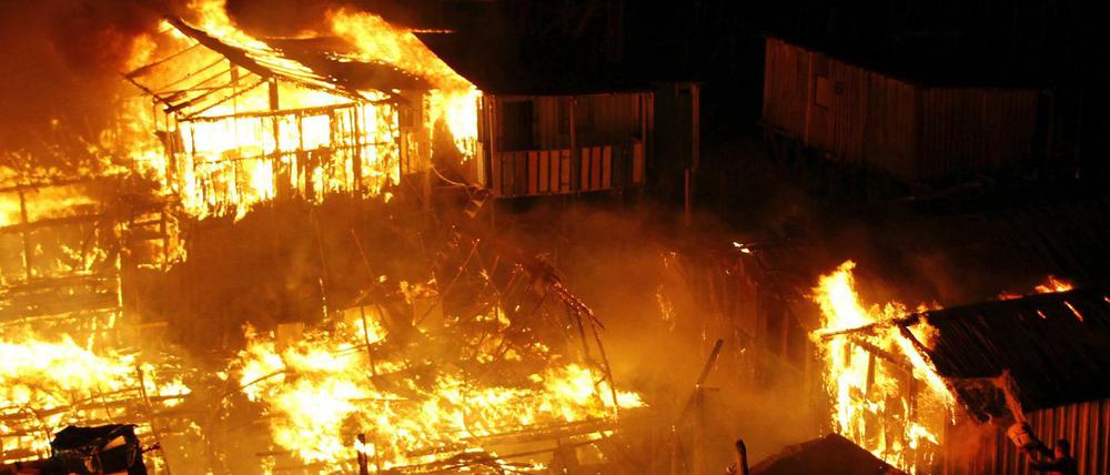 Bewohner des Armenviertels Ecudandos in Manao mussten zusehen, wie ihre Häuser verbrannten. 