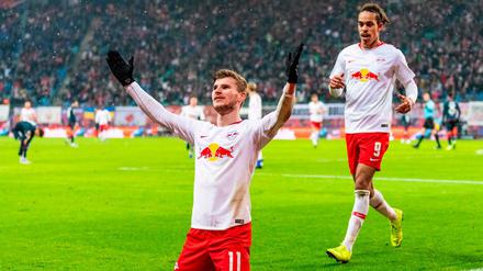 Timo Werner (links) feiert seinen Treffer zum 3:1.