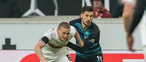 Mathew Leckie (rechts) kehrte mit Hertha ohne Punkte aus Stuttgart zurück. 