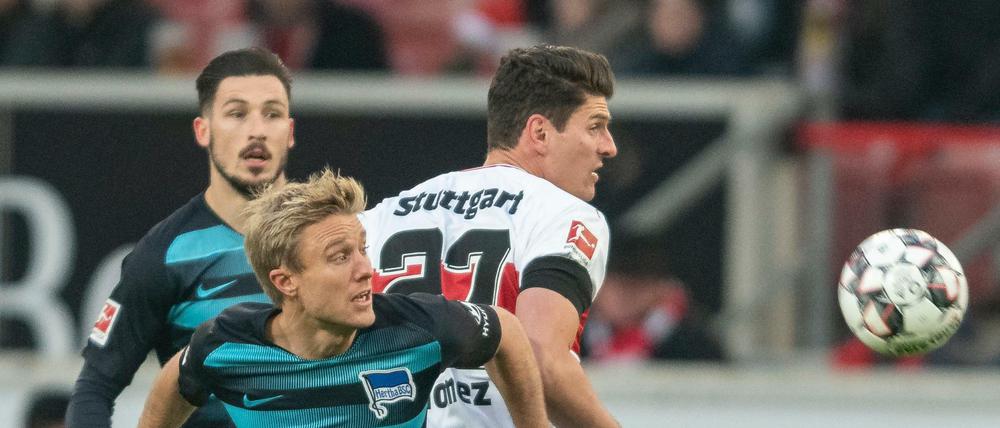 Stuttgarts Mario Gomez (r) und Herthas Per Ciljan Skjelbred im Kampf um den Ball.