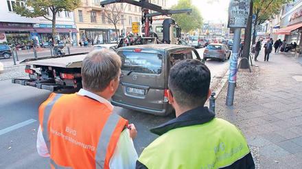 Am Haken. Autos, die auf der Busspur parken, werden abgeschleppt. 