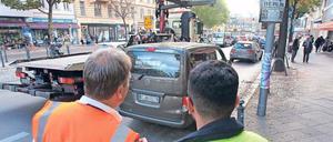 Am Haken. Autos, die auf der Busspur parken, werden abgeschleppt. 