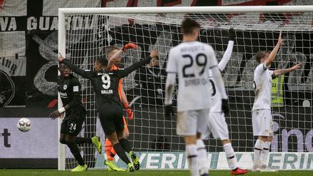 Der Frankfurter Danny Da Costa (links) freut sich über sein Tor zum 1:0.