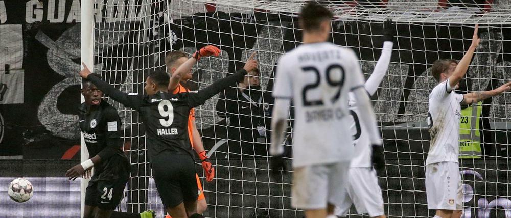 Der Frankfurter Danny Da Costa (links) freut sich über sein Tor zum 1:0.
