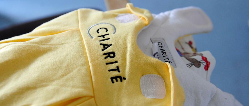 Frühgeboren-Leibchen in der Babystation der Charité.