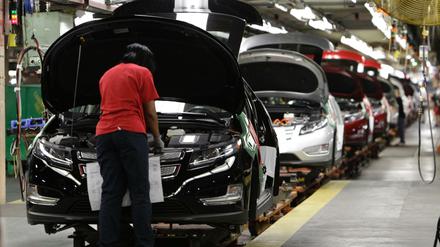 Eine Mitarbeiterin von General Motors arbeitet an einem Chevrolet.