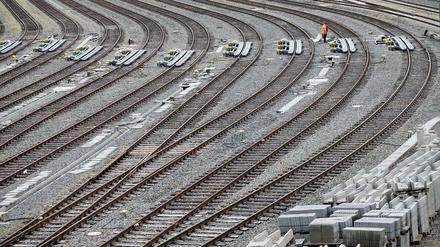 Die Bundesregierung bemängelt die Leistung der Deutschen Bahn und fordert eine grundlegende Reform.