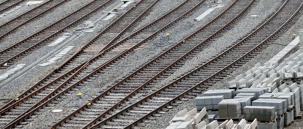 Die Bundesregierung bemängelt die Leistung der Deutschen Bahn und fordert eine grundlegende Reform.