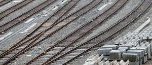 Die Bundesregierung bemängelt die Leistung der Deutschen Bahn und fordert eine grundlegende Reform.
