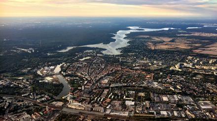 Wir sind jetzt in 1000 Metern Höhe und blicken aufs Zentrum: unten links der Rathausturm an der Havel, daneben die Arcaden (helles Gebäude), rechts am Bildrand die Industrie am Brunsbütteler Damm.
