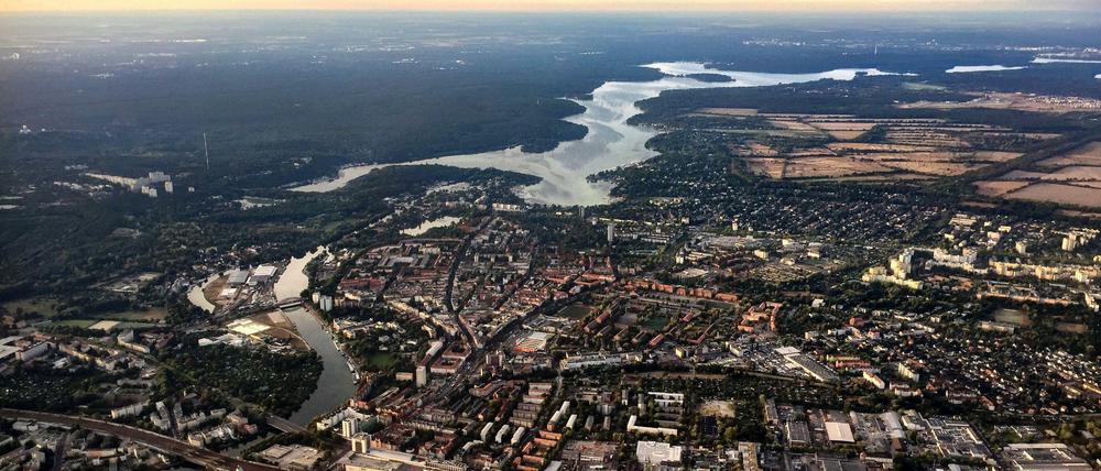 Wir sind jetzt in 1000 Metern Höhe und blicken aufs Zentrum: unten links der Rathausturm an der Havel, daneben die Arcaden (helles Gebäude), rechts am Bildrand die Industrie am Brunsbütteler Damm.