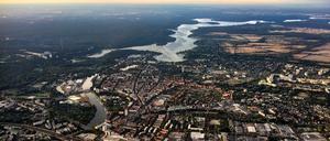 Wir sind jetzt in 1000 Metern Höhe und blicken aufs Zentrum: unten links der Rathausturm an der Havel, daneben die Arcaden (helles Gebäude), rechts am Bildrand die Industrie am Brunsbütteler Damm.