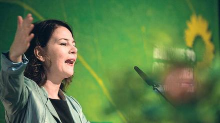 Grünen-Chefin Annalena Baerbock schlägt ungewohnt harte Töne an: Bei ausreisepflichtigen Straftätern soll der Staat konsequent durchgreifen.