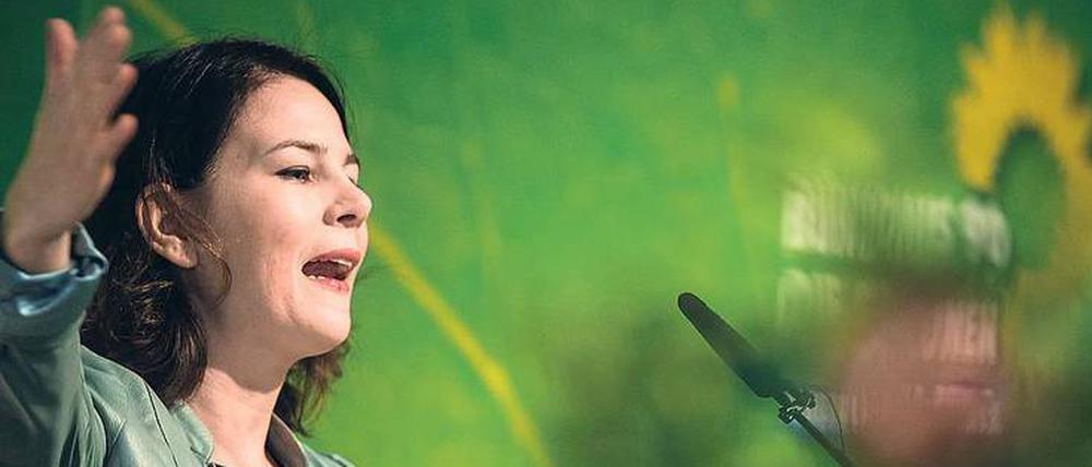 Grünen-Chefin Annalena Baerbock schlägt ungewohnt harte Töne an: Bei ausreisepflichtigen Straftätern soll der Staat konsequent durchgreifen.